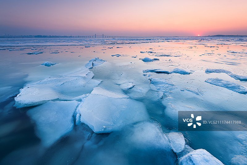 结冰后的青岛胶州湾跨海大桥图片素材