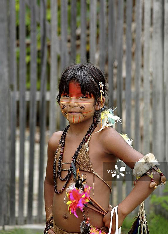 来自Pataxo印第安部落的女孩，波尔图塞古罗，巴伊亚，巴西，南美图片素材