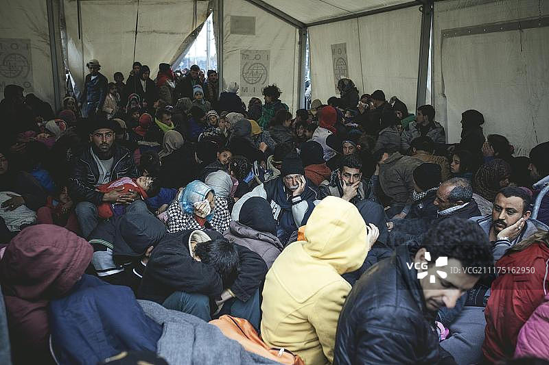 欧洲希腊马其顿中部的伊多梅尼难民营，难民们在检查站等待图片素材