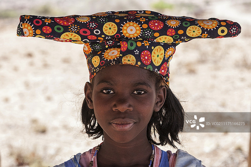 当地Herero女孩，戴着典型的头饰在Uis，纳米比亚，非洲图片素材