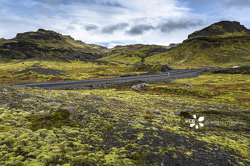 后板显示柏油路在一个贫瘠的岩石景观冰岛图片素材