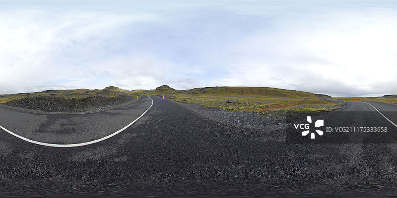 360°HDRI显示了冰岛贫瘠的岩石景观中的柏油路图片素材
