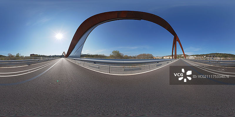 360°HDRI展示了西班牙巴伦西亚一座有着现代全面铁结构的桥梁上的柏油路图片素材