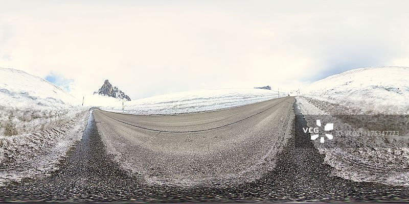 360°HDRI展示了意大利雪景中的一条山路图片素材