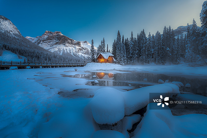 加拿大翡翠湖林中小屋图片素材