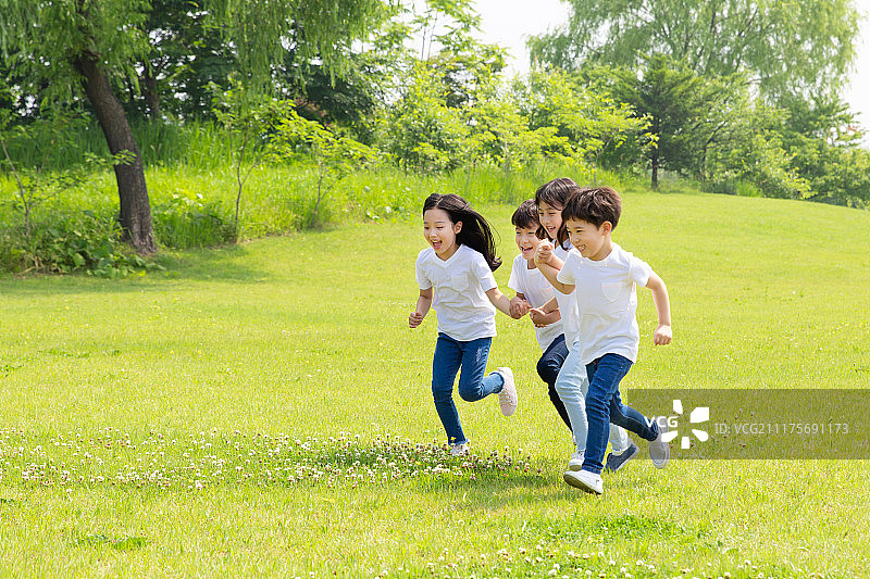 儿童(男子年龄)、男孩、女孩、田野、跑步(体育活动)、微笑、抱图片素材