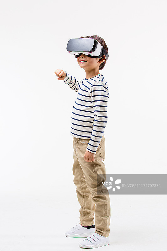 韩国，儿童(人类年龄)，虚拟现实模拟器(计算机设备)，VR设备，游戏，动作，微笑图片素材