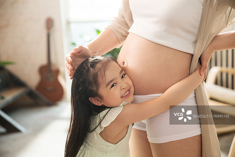 孕妇妈妈和小女孩图片素材