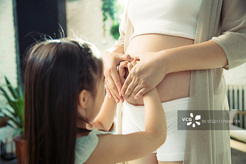 孕妇妈妈和小女孩图片素材