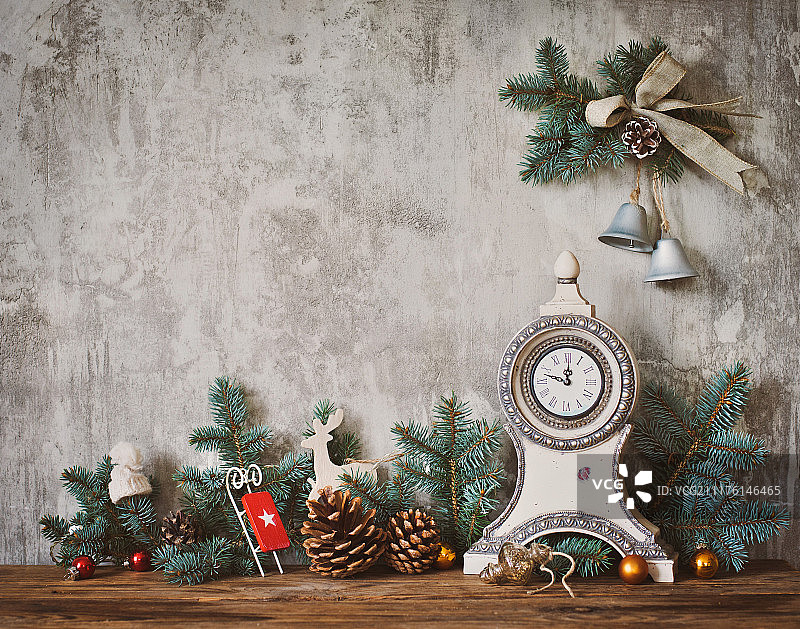 混凝土墙上的圣诞装饰图片素材