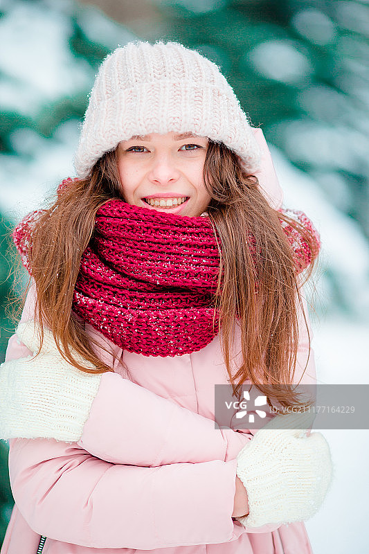 美丽的女孩在室外微笑的肖像在美丽的冬季雪天图片素材