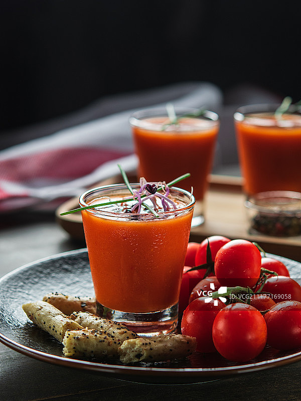 季节性番茄汤西班牙凉菜汤在深色木桌子的背景垂直食物和图片素材