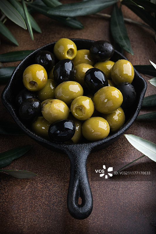 绿色和黑色橄榄与意大利传统小吃Grissini，乡村木板拷贝空间图片素材