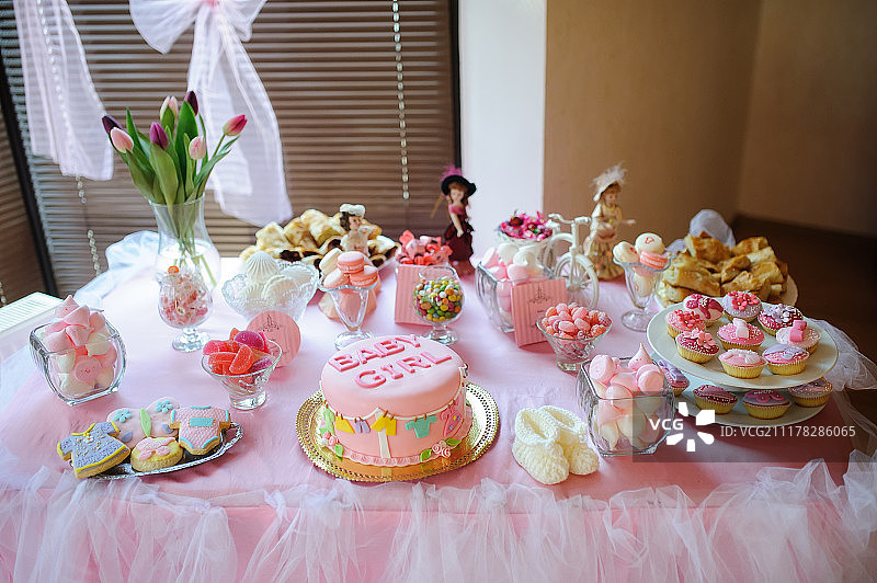 宝宝淋浴甜点与美味的甜蛋糕图片素材