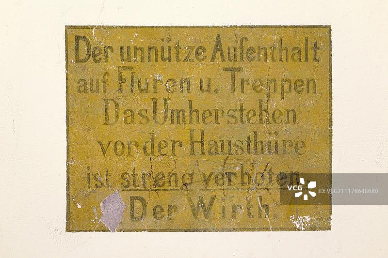 在德国柏林的克罗伊茨贝格区入口处的旧禁止标志，欧洲图片素材