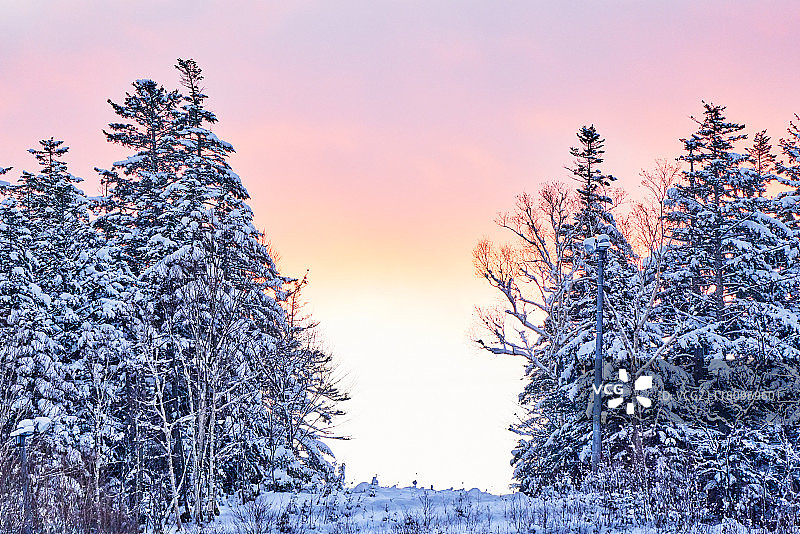 冬季景观雪覆盖的山和日落图片素材