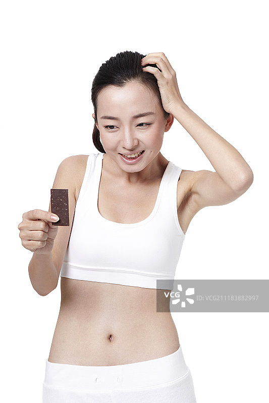 穿着运动服的女人不吃巧克力的照片图片素材