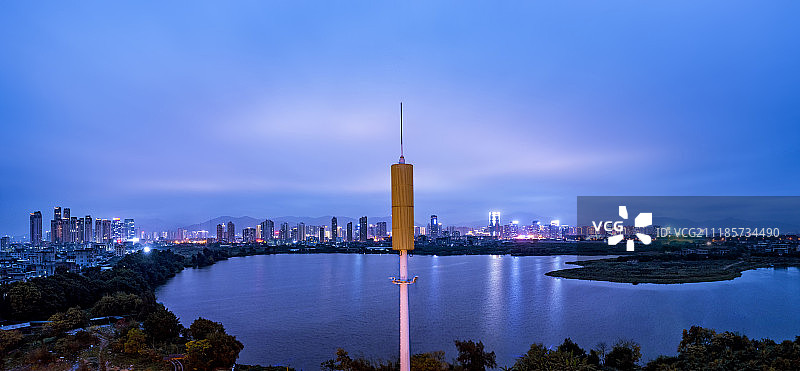 滨水城市天际线前的通信电塔图片素材