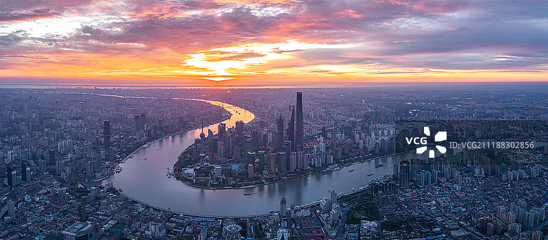 航拍上海黄浦江天际线图片素材
