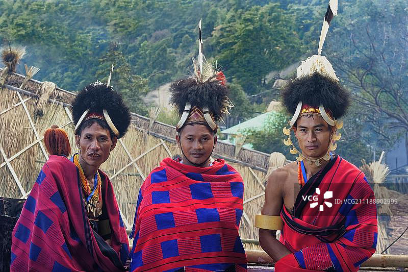 穿着传统服装的那加部落男子，基西马那加兰犀鸟节，科希马，那加兰，印度，亚洲图片素材