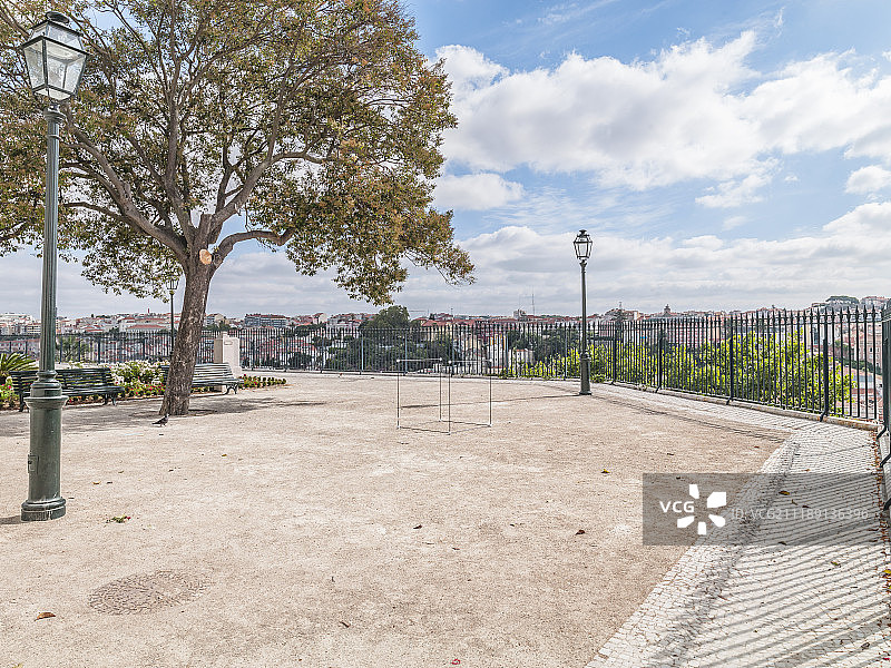 后板显示一个观点俯瞰城市在里斯本，葡萄牙图片素材