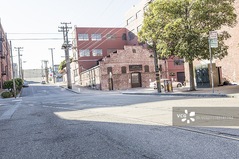 后板显示的道路与工业砖建筑在旧金山，美国图片素材