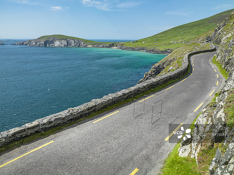 后板显示爱尔兰海边的一条单车道公路图片素材