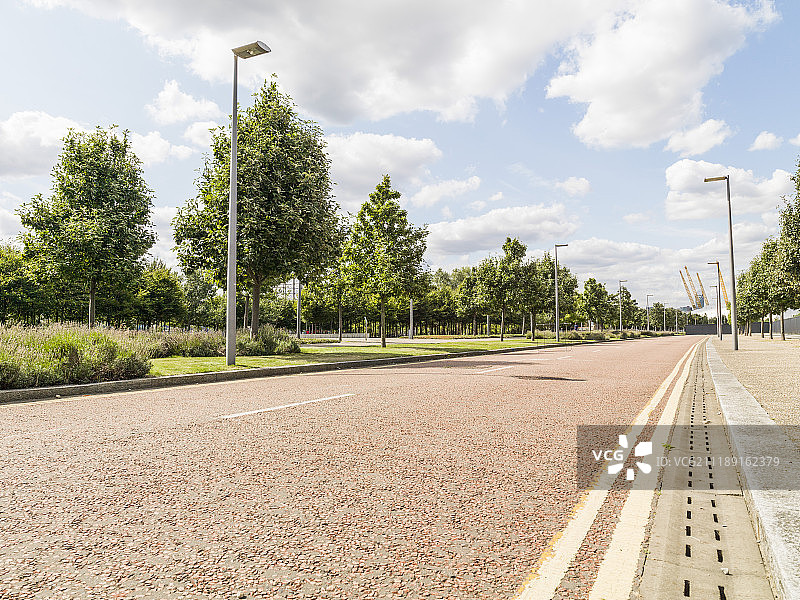 背板显示红色道路两旁的树木在伦敦，英国图片素材