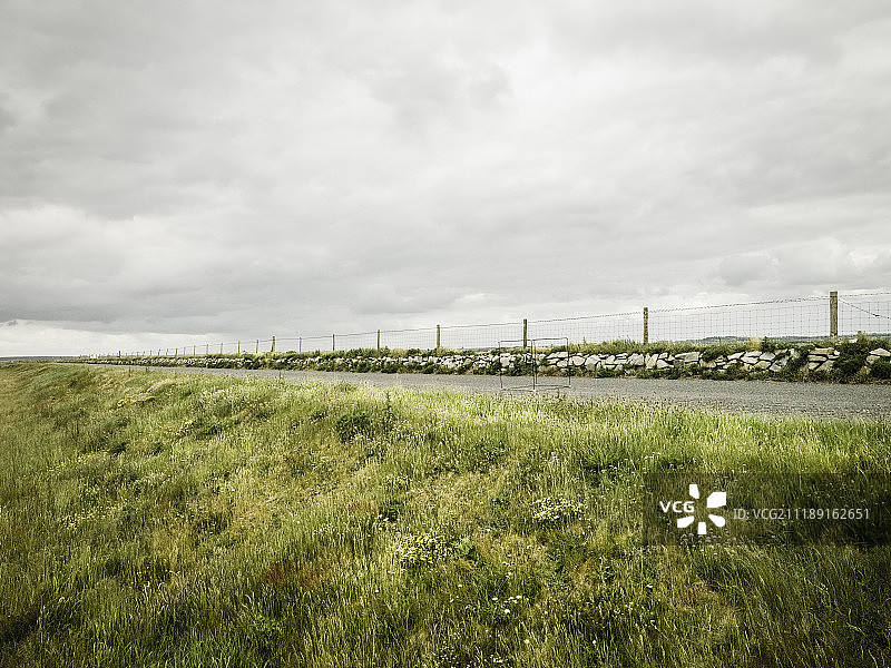 后板显示在英国乡村的单一车道道路图片素材