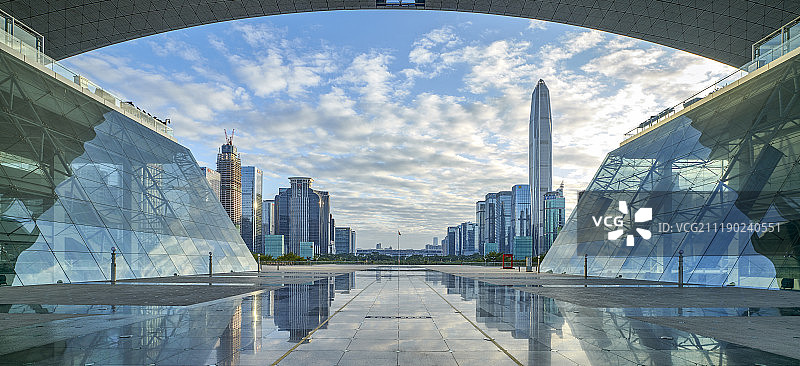 深圳地标摩天大楼和市民广场图片素材