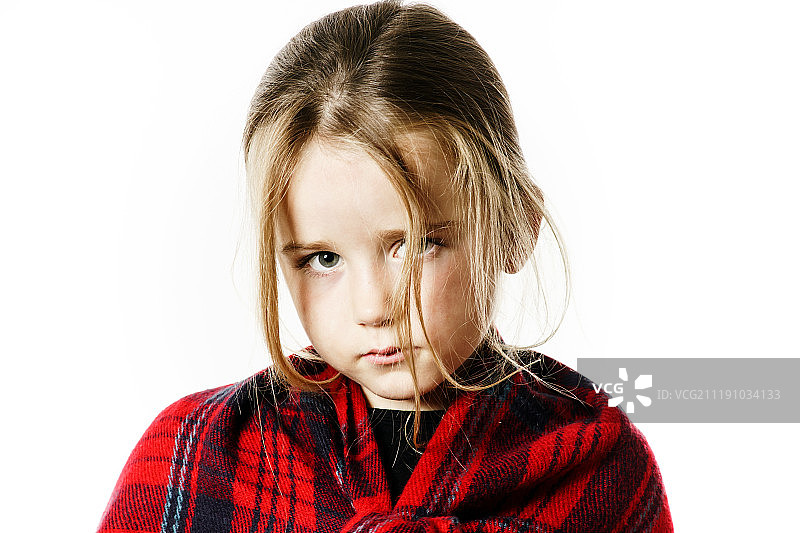 可爱的小女孩穿着红色舒适的围巾图片素材