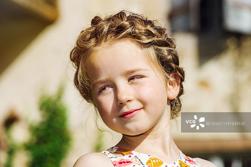 可爱的学龄前小女孩在太阳上的自然肖像图片素材