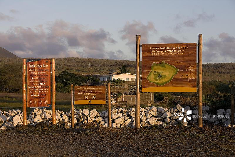 加拉帕戈斯国家公园标志在弗罗里安那岛，加拉帕戈斯群岛，太平洋图片素材