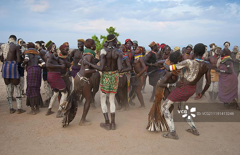 Nyangatom, Bumi，舞蹈仪式，跳舞的男人和女人，奥莫河谷，埃塞俄比亚，非洲图片素材