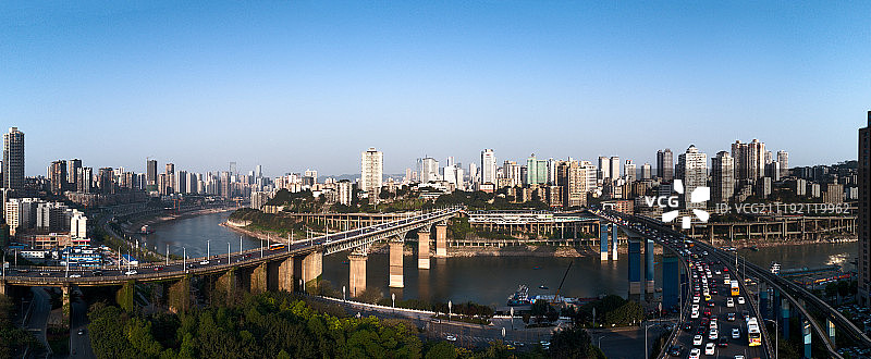 网红城市重庆嘉陵江大桥轻轨交通风光图片素材