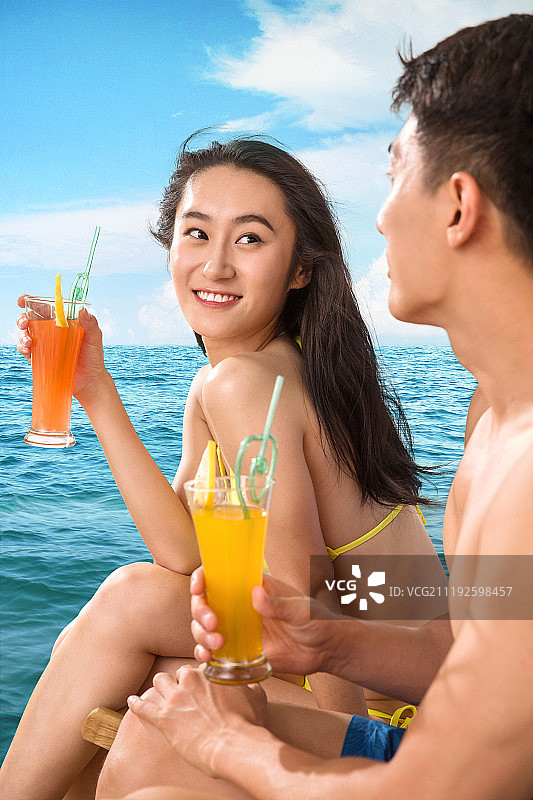 浪漫情侣在海边度假图片素材