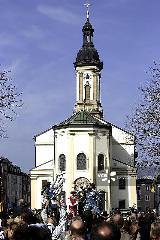 在德国上巴伐利亚州特劳恩施泰因的圣奥斯瓦尔德教区教堂前，圣乔治马游行上的剑舞图片素材