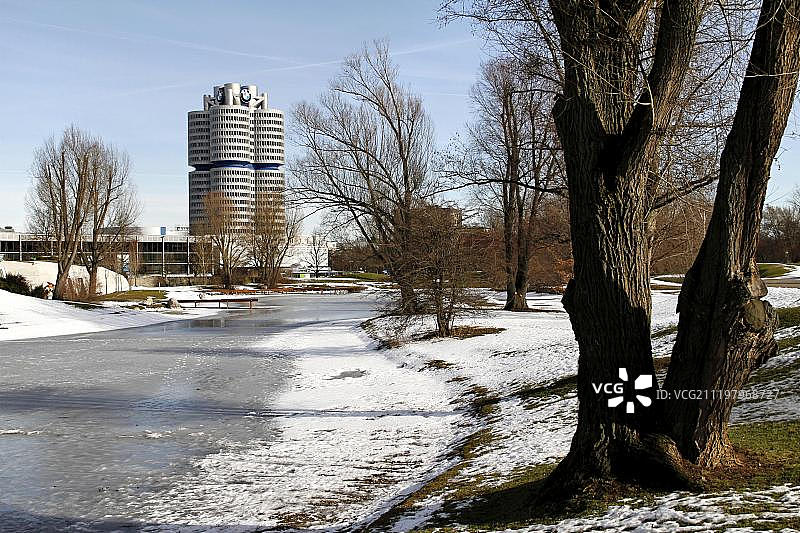 从冰封的湖面上看宝马办公楼，慕尼黑，德国，上巴伐利亚图片素材