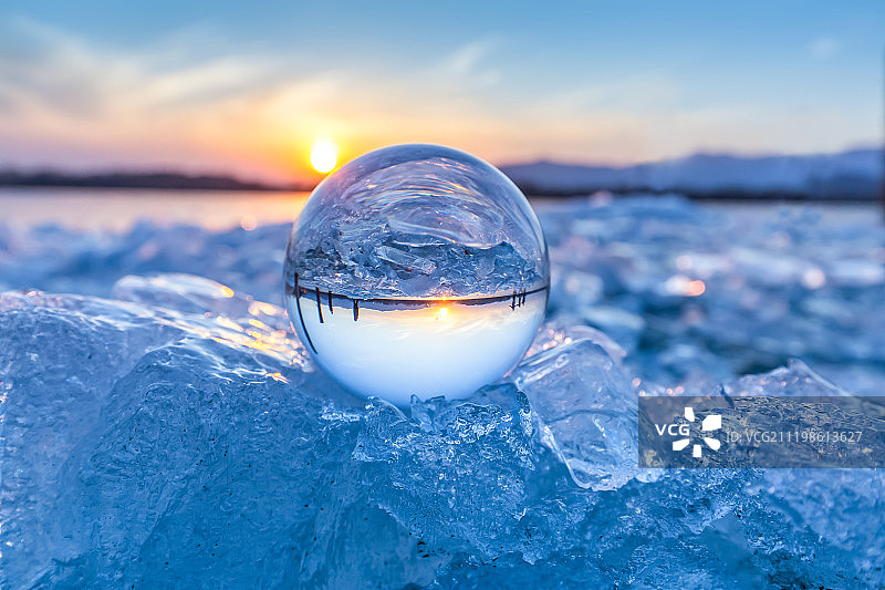 冬日冰上的水晶球图片素材
