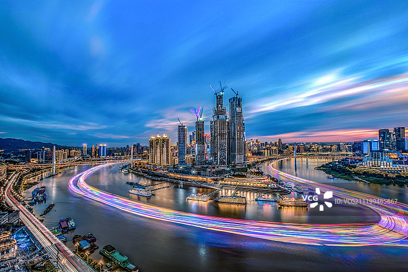 重庆渝中半岛，夜景，倒影，船轨，朝天门，来福士图片素材