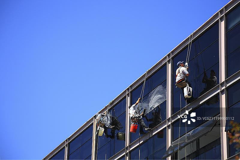 南美阿根廷布宜诺斯艾利斯一座摩天大楼上的窗户清洁工图片素材