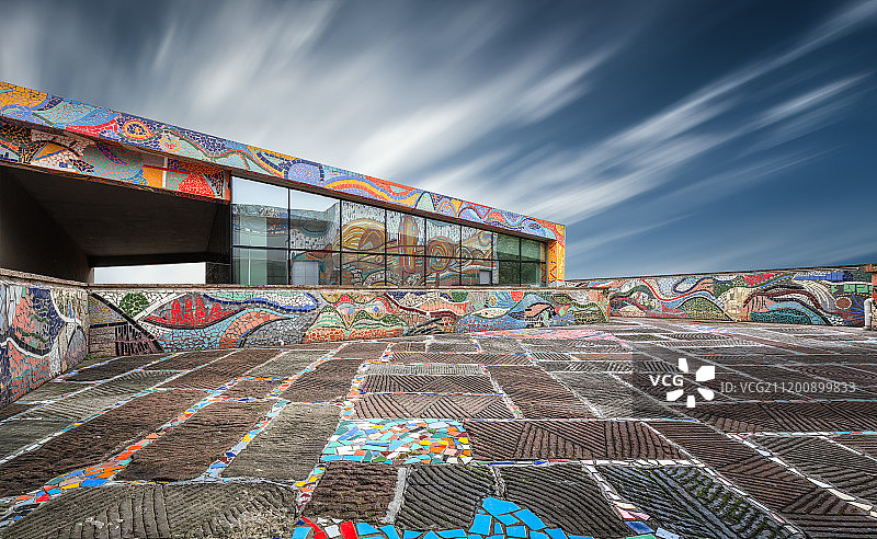 色彩斑斓的现代涂鸦建筑城市地面图片素材