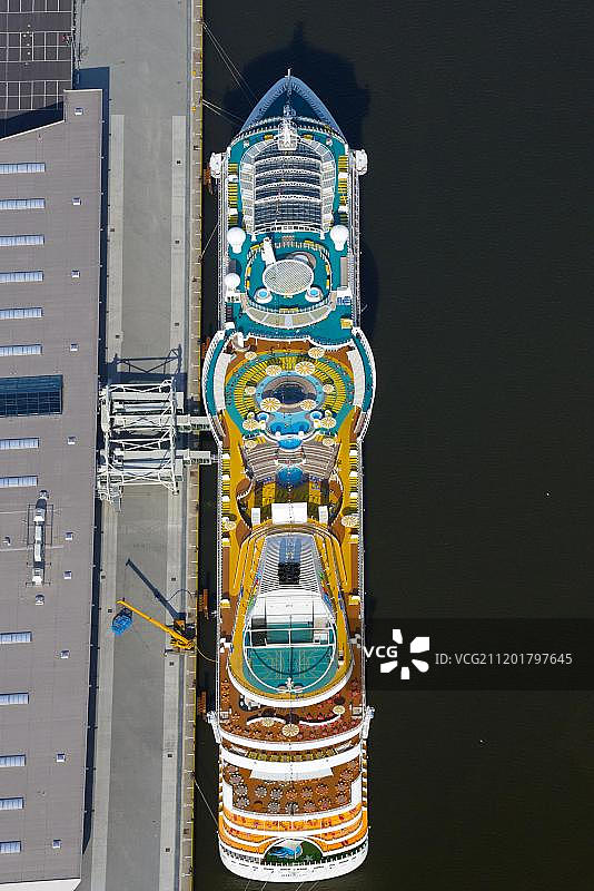 鸟瞰图，邮轮艾达玛在港口码头，汉堡，德国，欧洲图片素材