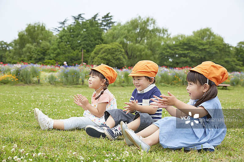 城市公园里的日本小孩图片素材