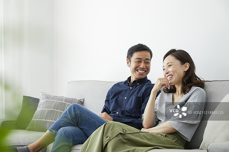 日本成熟夫妇在沙发上图片素材