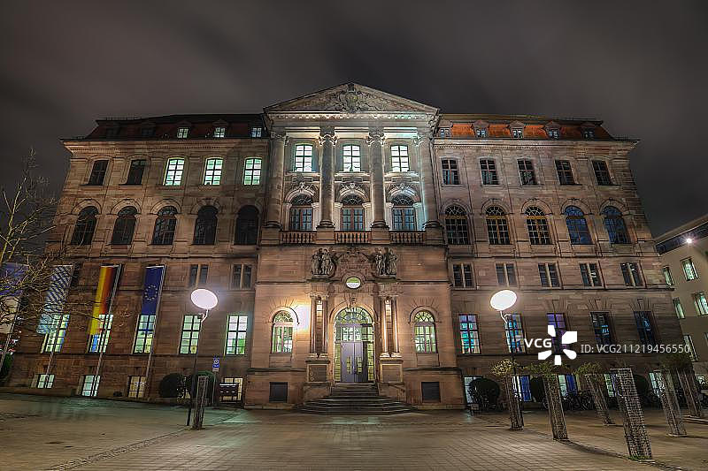 贸易博物馆夜间照明，今天教育中心，纽伦堡，中弗兰科尼亚，巴伐利亚，德国，欧洲图片素材