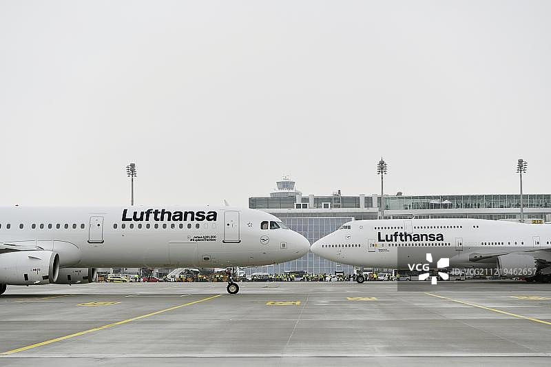 汉莎新制服，新汉莎品牌，波音B747-800和空客A321，慕尼黑机场，上巴伐利亚，德国，欧洲图片素材