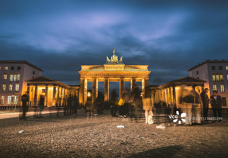 勃兰登堡门黄昏，灯火通明，巴黎广场，柏林-米特，柏林，德国，欧洲图片素材