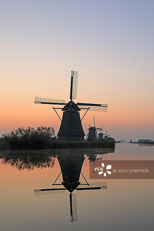 黎明时分的历史风车，联合国教科文组织世界遗产地，荷兰南荷兰省金德迪克图片素材