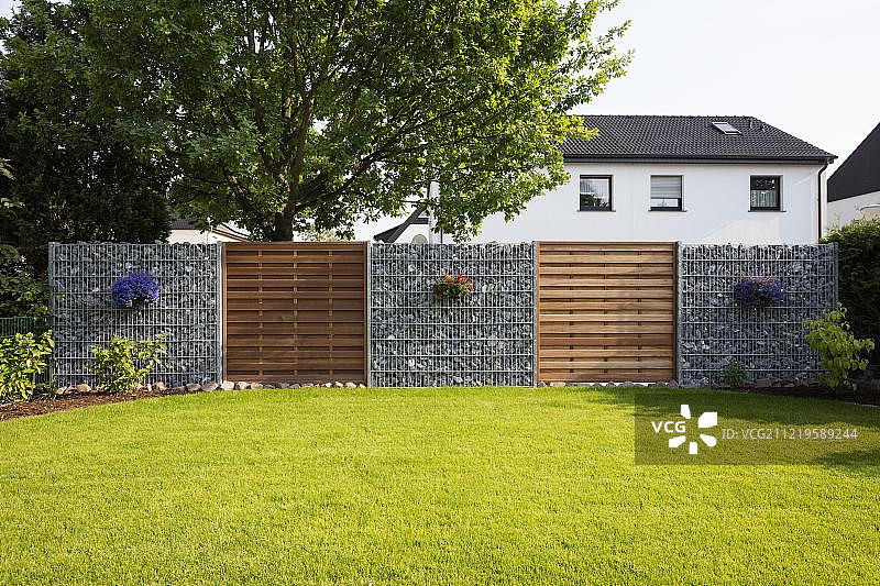 草坪，隐私围栏，住宅花园，北莱茵-威斯特伐利亚，德国，欧洲图片素材